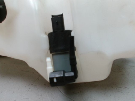 RESERVOIR LAVE-GLACE AVANT RENAULT CLIO CAMPUS II Phase 2 2009-2012