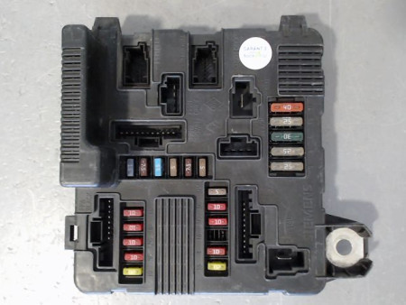 BOITE A FUSIBLES RENAULT SCENIC MONOSP. II Phase 1 2003-2006